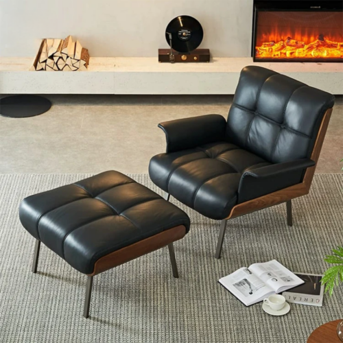 PORTOFINO prémium lounge fotel és puff fekete kárpittal, diófa oldalpanelekkel és modern fém lábakkal.