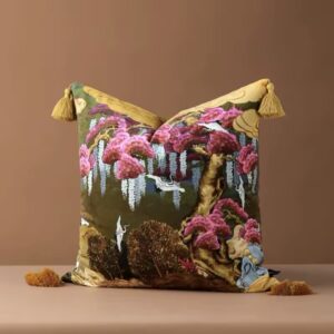 HANAMI LUXE elegáns bársony díszpárnahuzat keleti virág- és darumintával, arany bojtokkal, prémium lakásdekorációhoz.